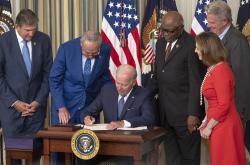 美国参议院民主党人敦促拜登政府提高对中国电动汽车的关税