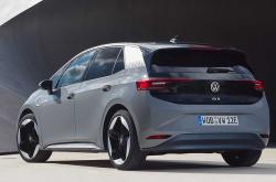 波士顿咨询公司：汽车制造商在美国每卖一辆电动汽车，会损失6,000美元