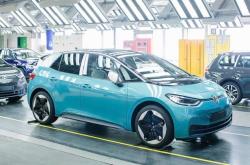 【国际快讯】传特斯拉正与信实就印度电动车工厂谈判；宝马Q1电动车销量大增；奔驰保时捷Q1交付量微跌